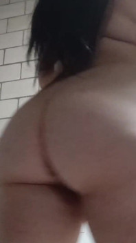 Chica de gran trasero se tira pedos desnudo
