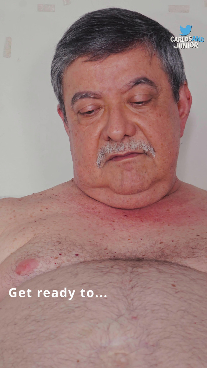 Carlos & Junior: Carlos Cumming and Taking a Shower