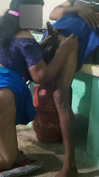 Makcik bhavana bekerja di dapur dan menjemput saya untuk seks dan saya berkongkek dengannya