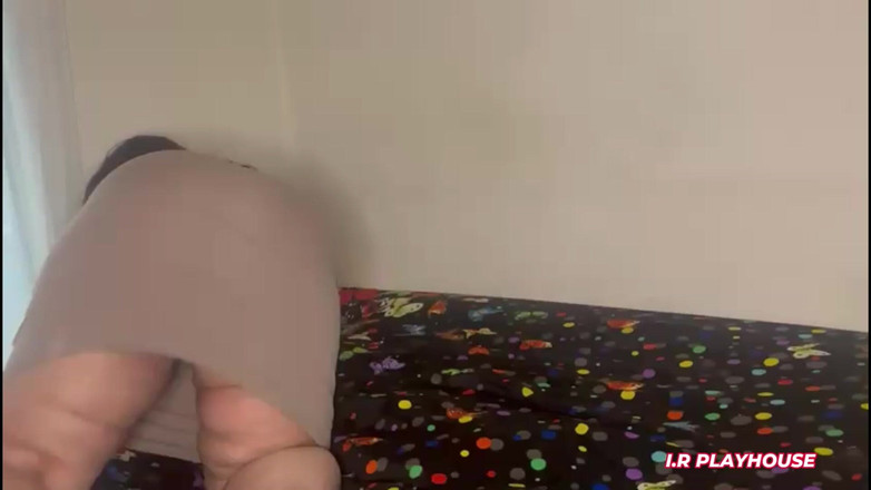 Zina Gabon: Масажист із великим чорним членом жорстко трахає мене на моєму ліжку і кінчає в мою пизду