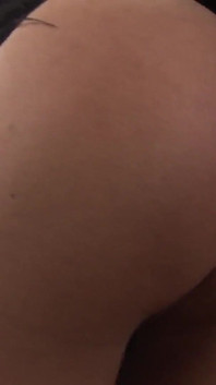Keisha Kane 淫荡的乌木女友剃光阴户和深色头发正在等待被大鸡巴操