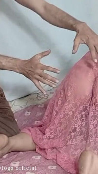Sara è bloccata nel cesto e Alex si scopa il culo a pecorina
