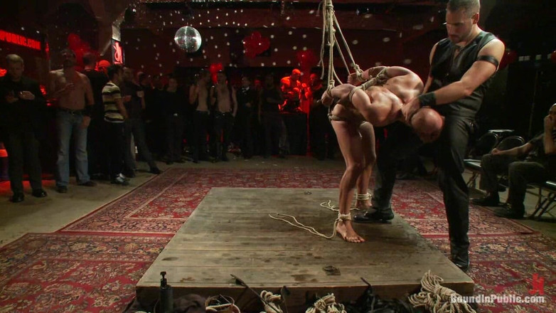 Bound in public: Ripresa dal vivo: legato alla festa di lancio in pubblico