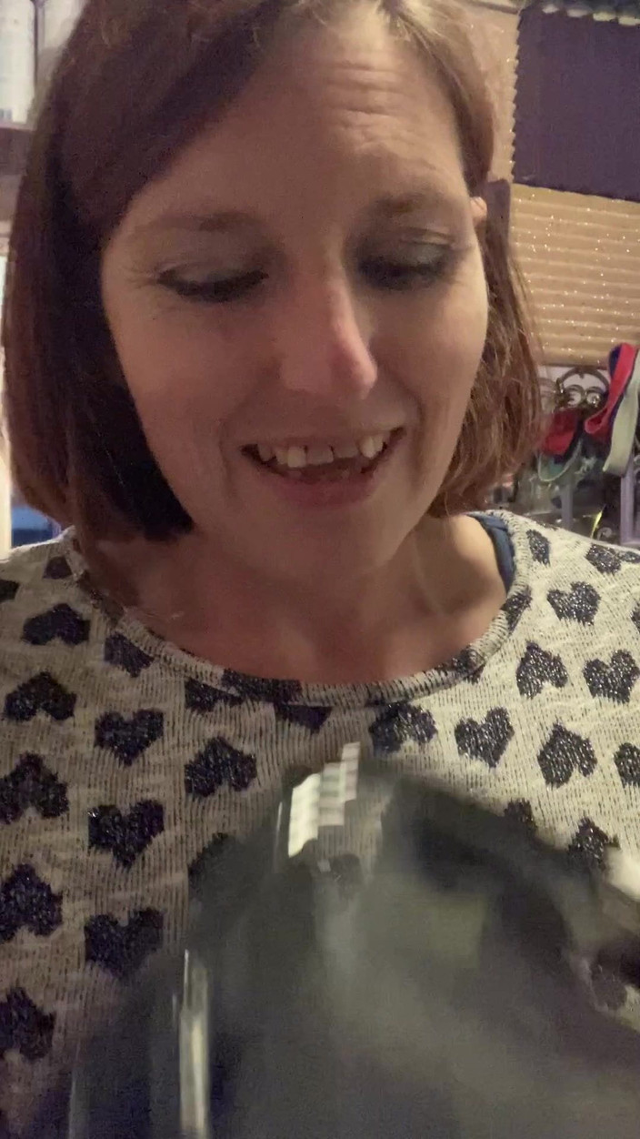 MistressWriggler: Mami usa un catéter para orinar directamente en su teléfono