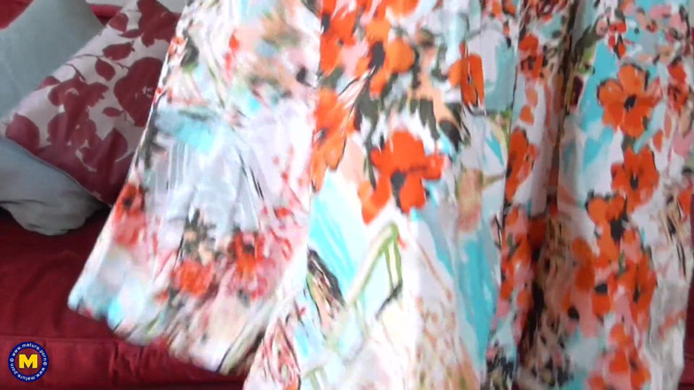 Mature Solo NL: Bionda matura dai seni sode in lingerie e calze di...