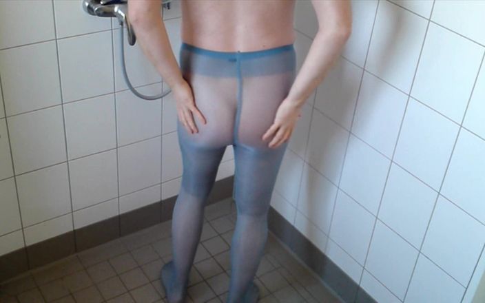 Carmen_Nylonjunge: Pisse dans des collants bleus