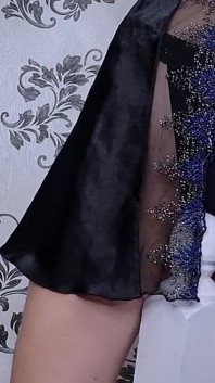 Belli ki büyük bir yarağı özlemiş.. Minyon orta yaşlı seksi kadın çok büyük karyola direğine biniyor