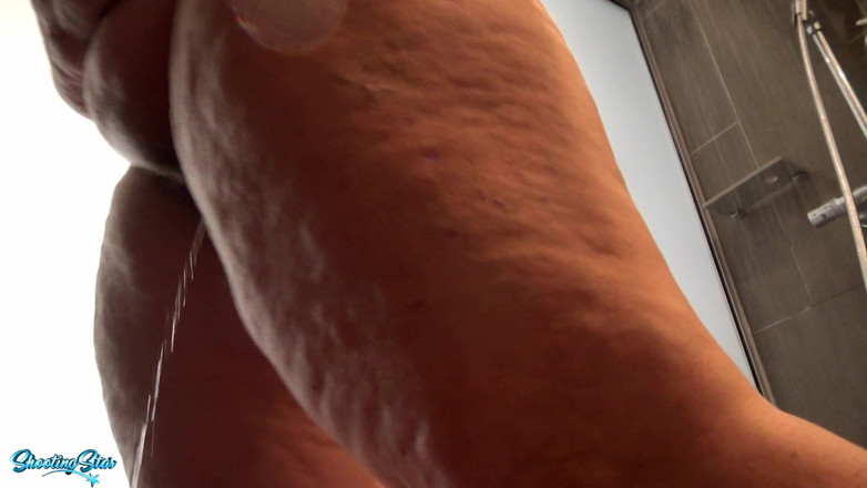 Shooting Star: Kız patron shooting star ile duş almak çalışanını sikiyor