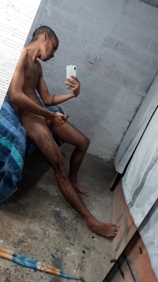 vergar4_daviid: Mladý muž je nadržený při svlékání před zrcadlem