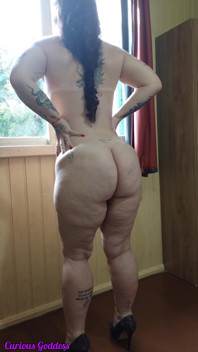 Desnudos pequeños pechos, gran culo peludo, coño muy cachondo