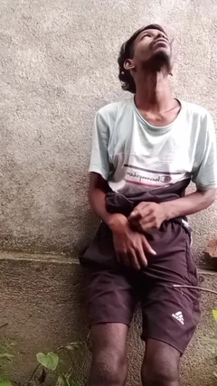 Suara Pak Pak Keluar dengan Memasukkan Minyak ke Tanah dan Memasukkannya dalam Diskon