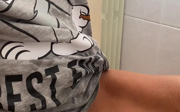 Nofaceblonde: Masturbated in the Bathroom of the Bidet Hotel