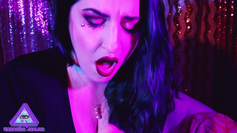 goddessjoules: Lamber seu esperma do chão