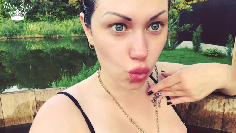 Goddess Misha Goldy: 可爱的嘴唇闻在温暖的大桶户外