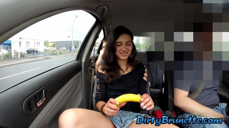 Dirty Brunette: 102 dakikalık evli sürtük bir demiryolunun yanında birkaç adamla emiyor...