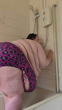 Culona sensual en la ducha y pezón