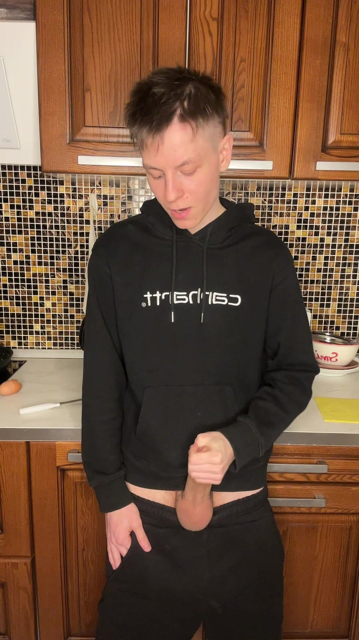 Morflot24: Séance de branlette à grosse bite d’un twiny excité