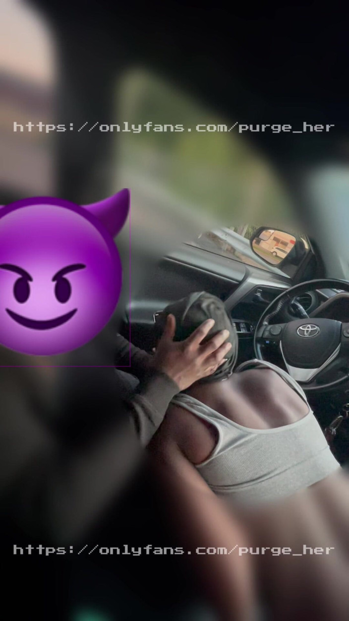Purge_her: Mașinile trec pe lângă ea în timp ce ea îmi suge pula