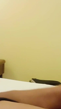 Il bel giovane si masturba in un hotel e mangia il suo proprio sperma