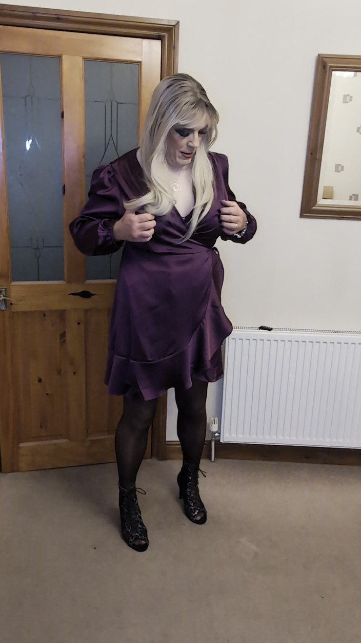 Sarahsatinslut: Purple Satin，奶子和精液