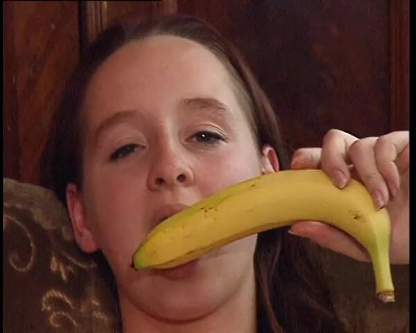 YOUR FIRST PORN: Muzla mastürbasyon yapıyor