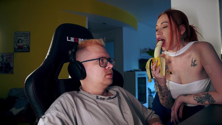 Toma Mur: Stepmom Seduces Stepson Under Desk for Facial While He Games