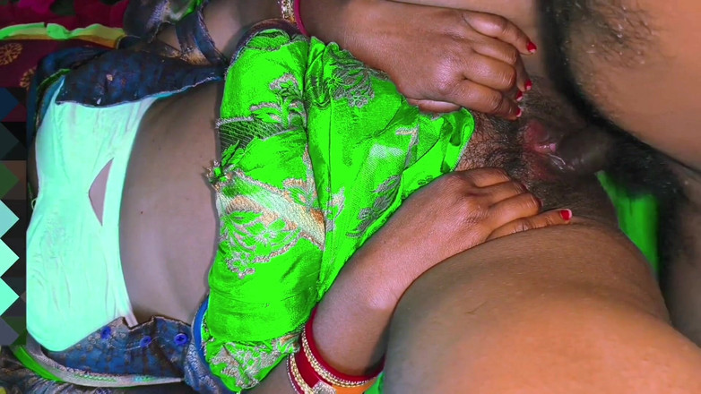 Sumang studio: Бхабхі в зеленому сарі отримує трах від члена свого зведеного брата і приємно трахається. Індійська дезі сільська пизда трахається з ne