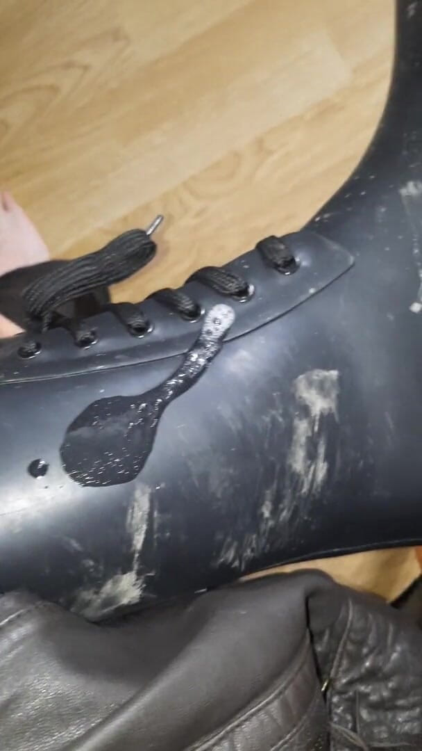 SinDee: Dirty rubberboots with leatherpants