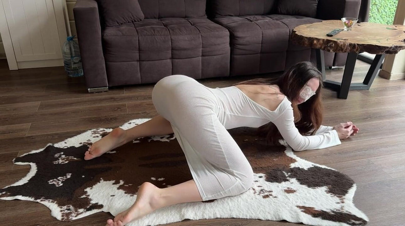 Skinny_lady69: Розтяжка в прозорій сукні вдома