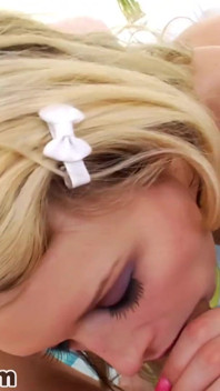 Heather Starlet gợi cảm tóc vàng mảnh mai pov thổi kèn trên khuôn mặt