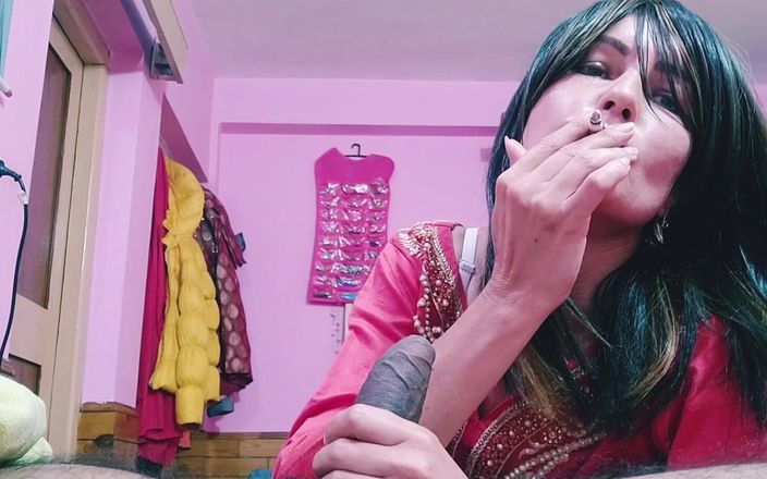 Bolly Karma: Dolcezza miLF sta toccando il cazzo e gioca mentre fuma