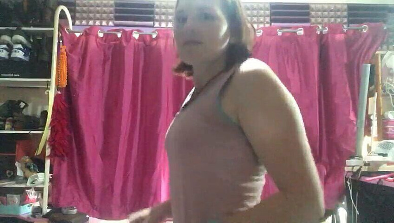 MistressWriggler: 踊りながらトップレスになり、私のおっぱいを跳ね返してギャングコントロールによって残ったcr4ck