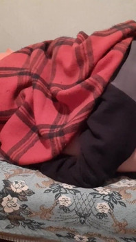 Kiedy moja dziewczyna liże moją cipkę, oglądam filmy porno, aby cum w jej ustach szybciej
