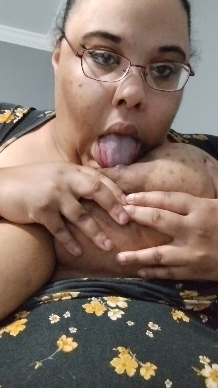 Jessica pigslut: Bermain dengan tetek besar saya &amp; menjilat puting saya!