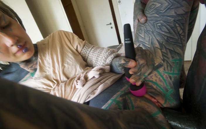 Anuskatzz: Chica tatuada se la follan en anal público - orgasmo y...