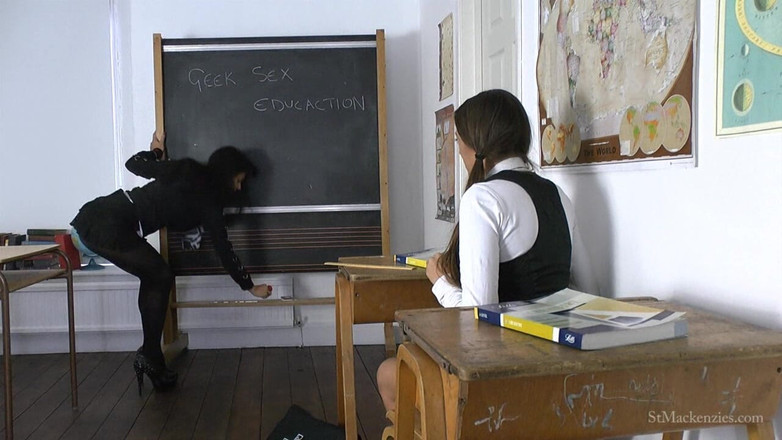 St Mackenzie's Archive: Roxy sınıfta Becky'ye yaramaz seks ipuçları veriyor