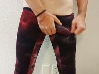 Receptor distort: Um cara com um pau enorme se masturba em calças...