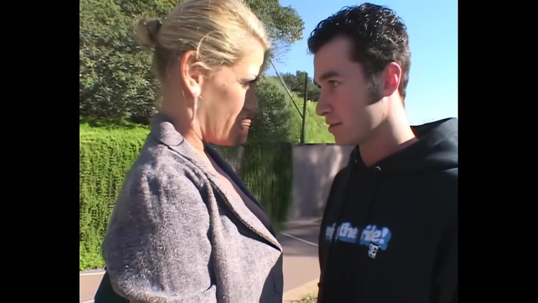 The Dark Side X: Tante semok riche menggoda tukang bersih kolam renang untuk kontol...