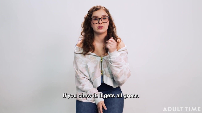 Adult Time Podcast: Leana Lovings pensou que alguém a estava assistindo se masturbar!