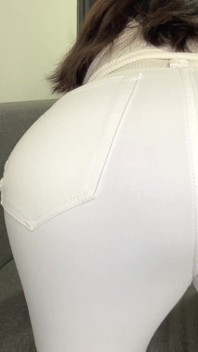 Il divano bianco jeans scoreggia distrugge