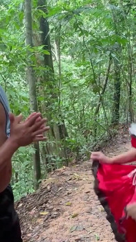 Minha meia-irmã latina adora ir para a floresta comigo para aproveitar estar sozinha e dar a ela uma bela foda