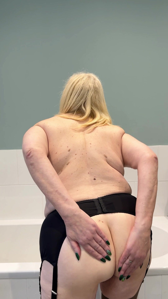 catherinecan69: Saya mempunyai sebotol minyak. Minyak sehingga Tetek Saya, Pantat dan...