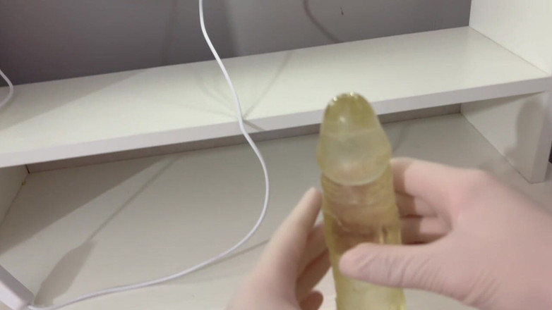 AmayaMori: 我戴着医用白手套用油腻的手给假阳具打手枪