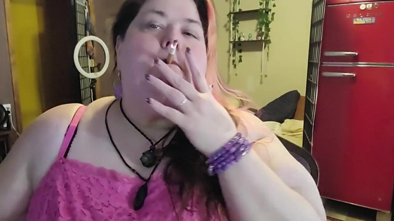 Kitty Delgato: SSBBW fuma mentre gioco con il collo e le enormi...