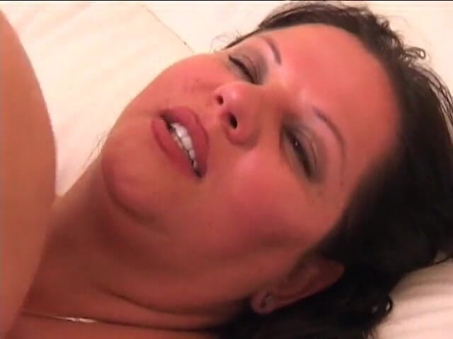 Give me BBW: Mulher gorda abre as pernas e recebe sua boceta molhada...