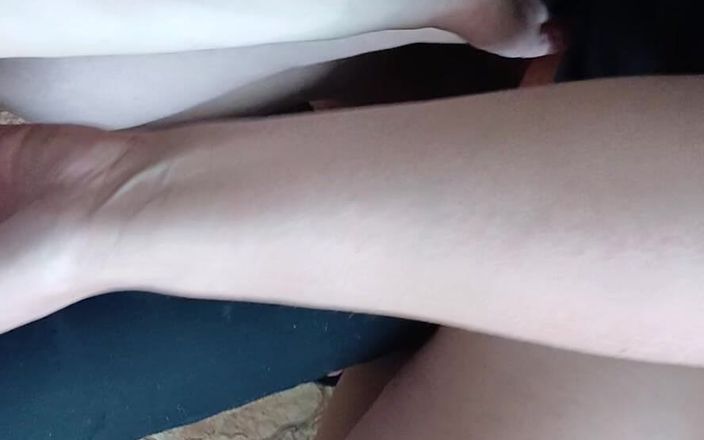Lesbian-candys: Пожилые и молодые сводные сестры мастурбируют друг друга на кухне и быстро кончают