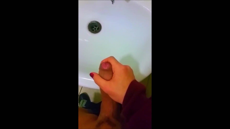 KittyHot: Sissy Kitty speelt op blote voeten met haar meisjeslul tot...