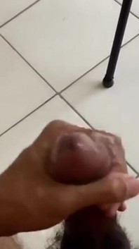 Fotograaf wachtte op het volgende model, en besloot er een te raken midden in de studio