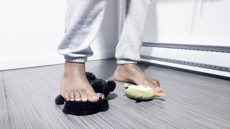 Soft Soleman: Io gioco con i plushes, Barefoot (2025)