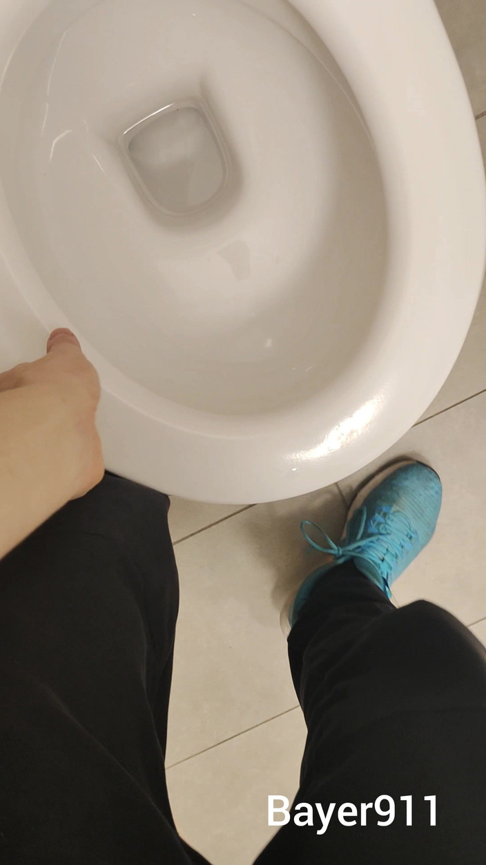 Bayer911: Băiat alb slab, riscant, se masturbează în Wc de la Gyme,...